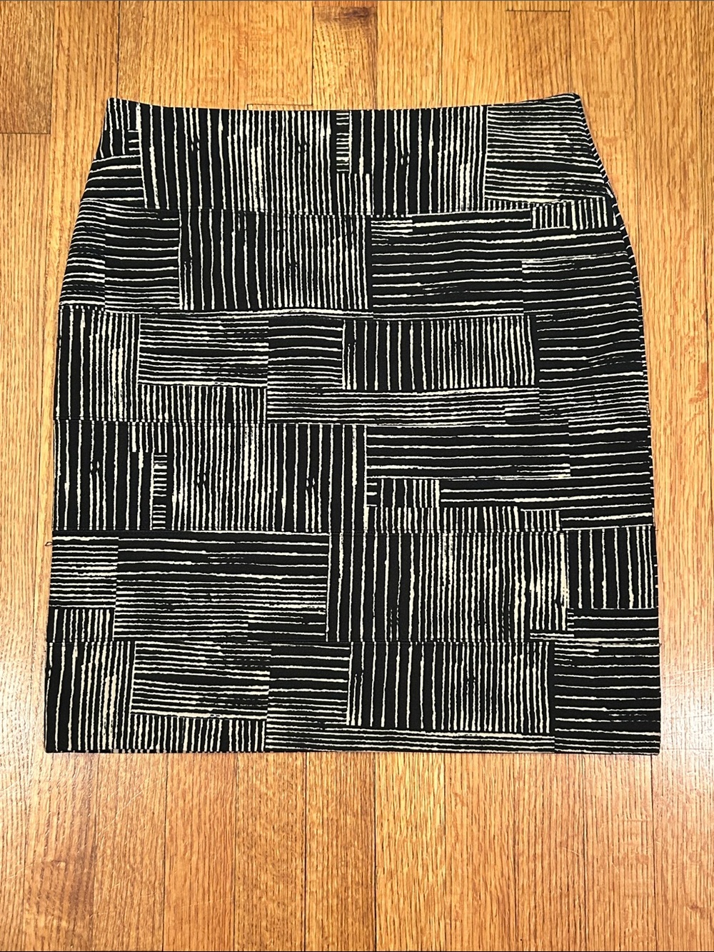 Black and Cream Geometric Print Pencil Skirt Size Medium
